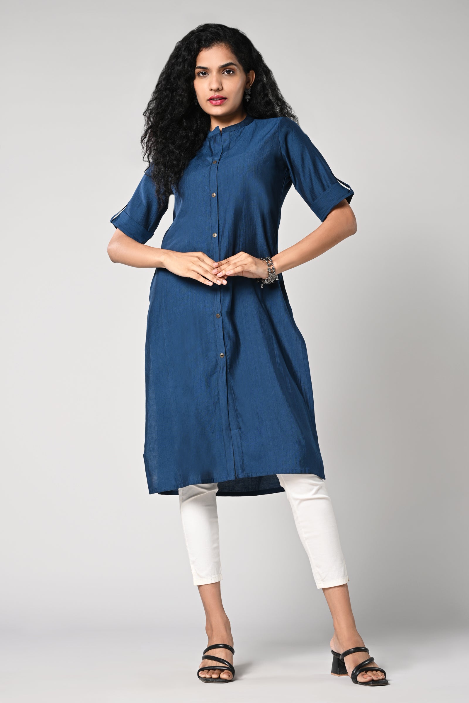 straight cut kurti.
close neck with golden buttons in centre.
elbow sleeves and flap.
all day comfort rayon material.