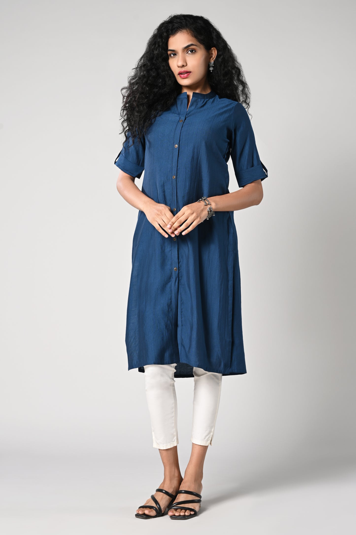 straight cut kurti.
close neck with golden buttons in centre.
elbow sleeves and flap.
all day comfort rayon material.