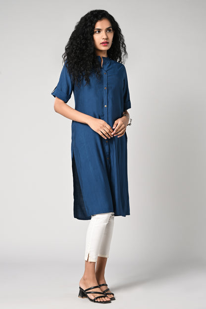 straight cut kurti.
close neck with golden buttons in centre.
elbow sleeves and flap.
all day comfort rayon material.