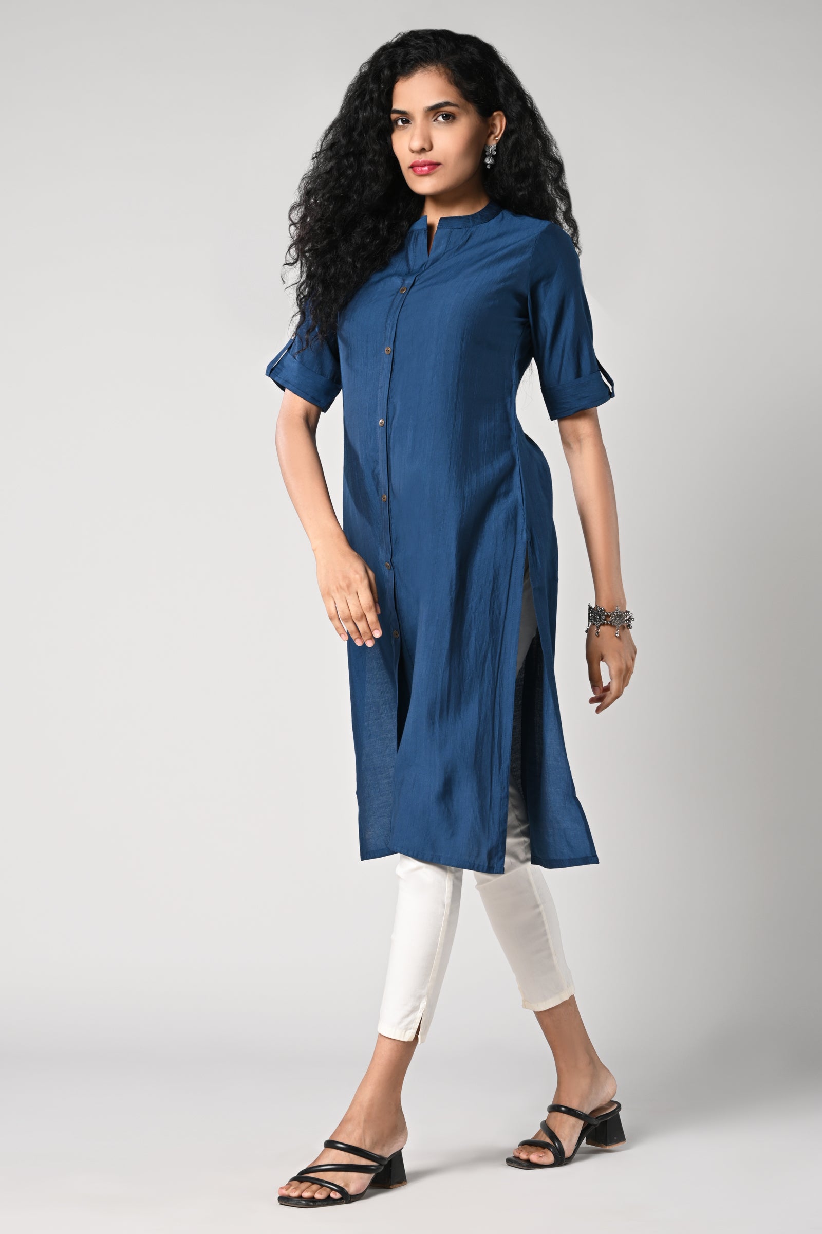 straight cut kurti.
close neck with golden buttons in centre.
elbow sleeves and flap.
all day comfort rayon material.