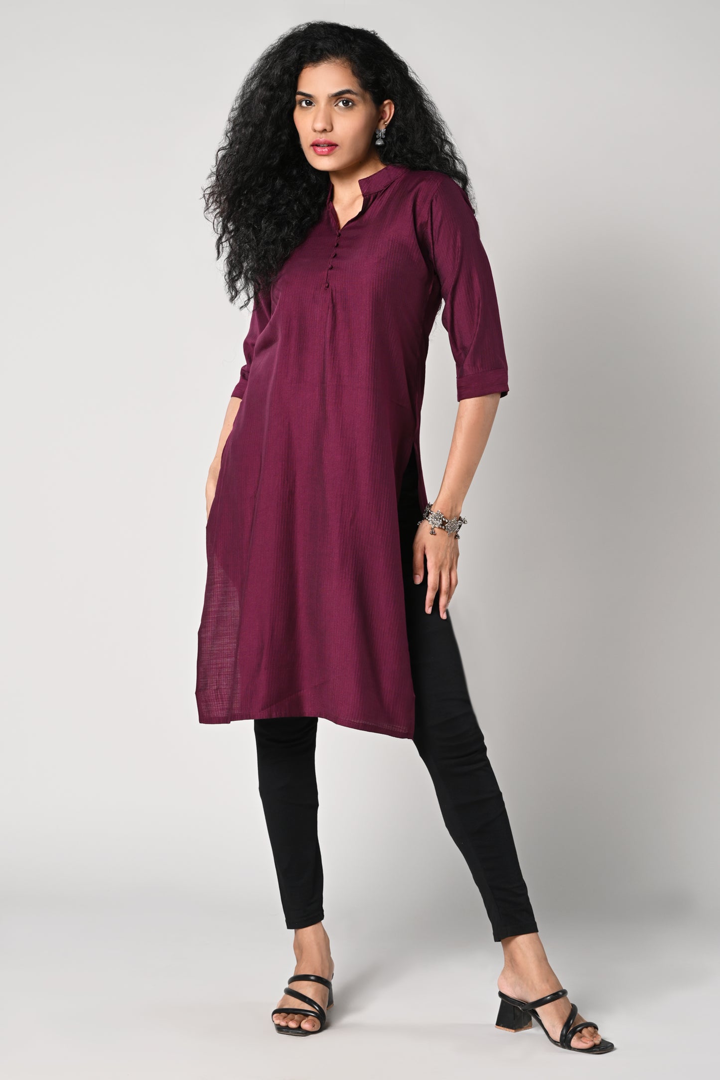 plain straight cut kurti with texture,
close neck &amp; v cut,
comes with 3/4 sleeves.