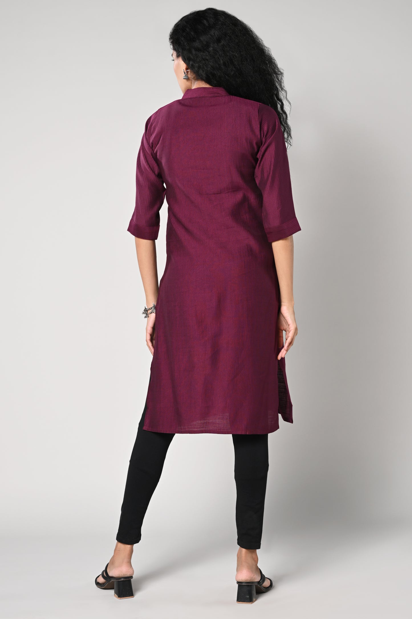 plain straight cut kurti with texture,
close neck &amp; v cut,
comes with 3/4 sleeves.