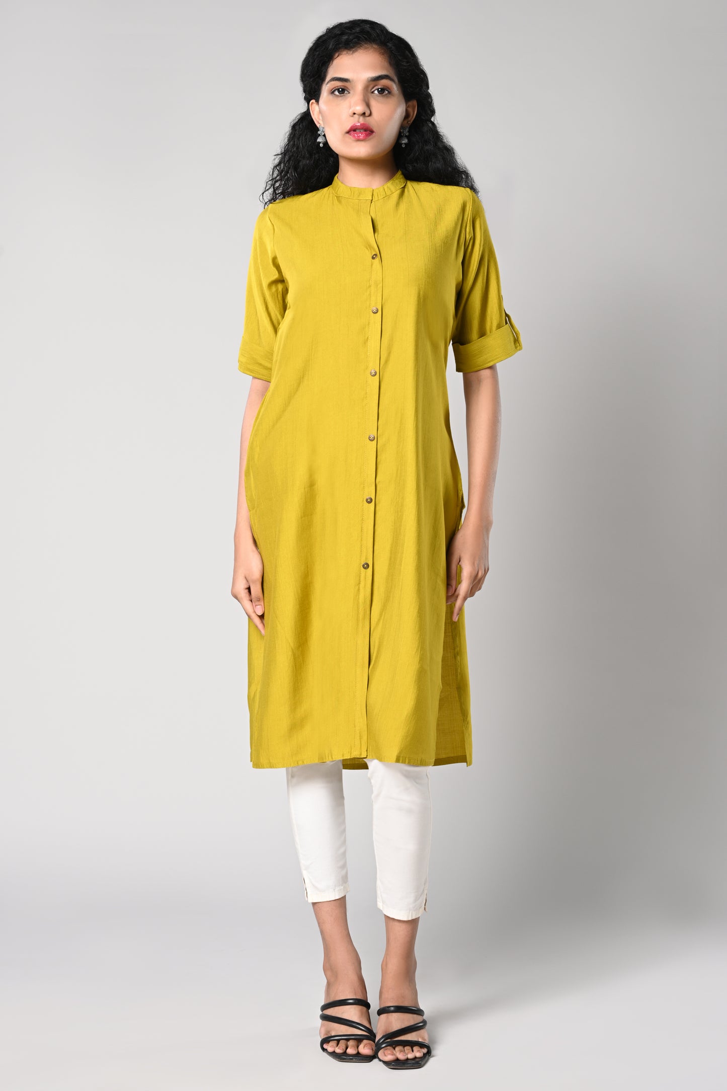 straight cut kurti.
close neck with golden buttons in centre.
elbow sleeves and flap.
all day comfort rayon material.