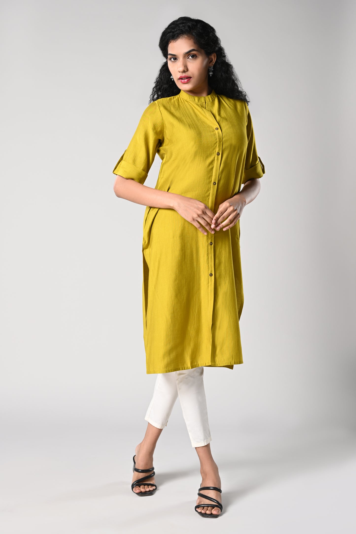 straight cut kurti.
close neck with golden buttons in centre.
elbow sleeves and flap.
all day comfort rayon material.