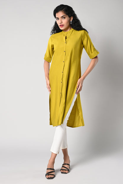 straight cut kurti.
close neck with golden buttons in centre.
elbow sleeves and flap.
all day comfort rayon material.