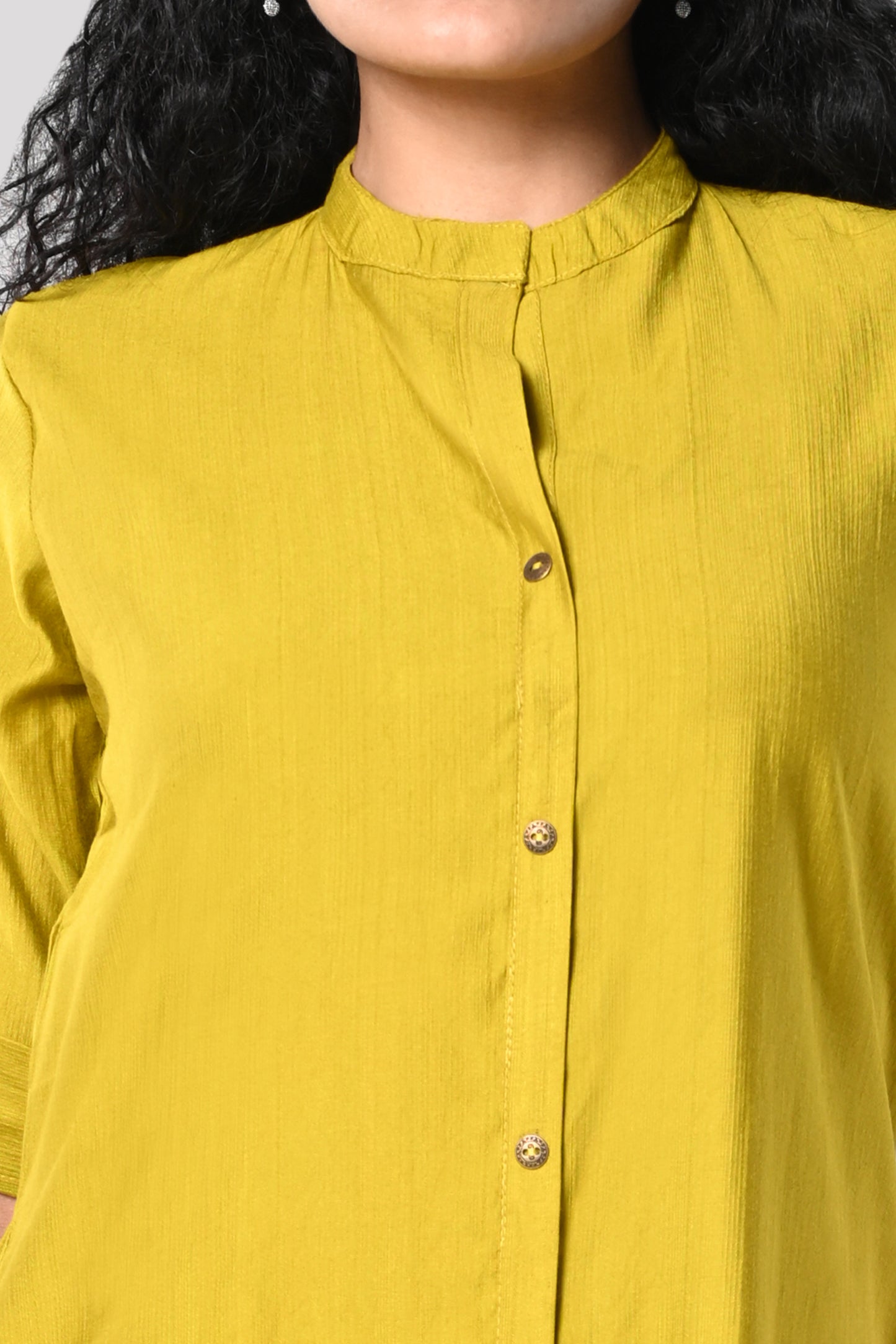 straight cut kurti.
close neck with golden buttons in centre.
elbow sleeves and flap.
all day comfort rayon material.