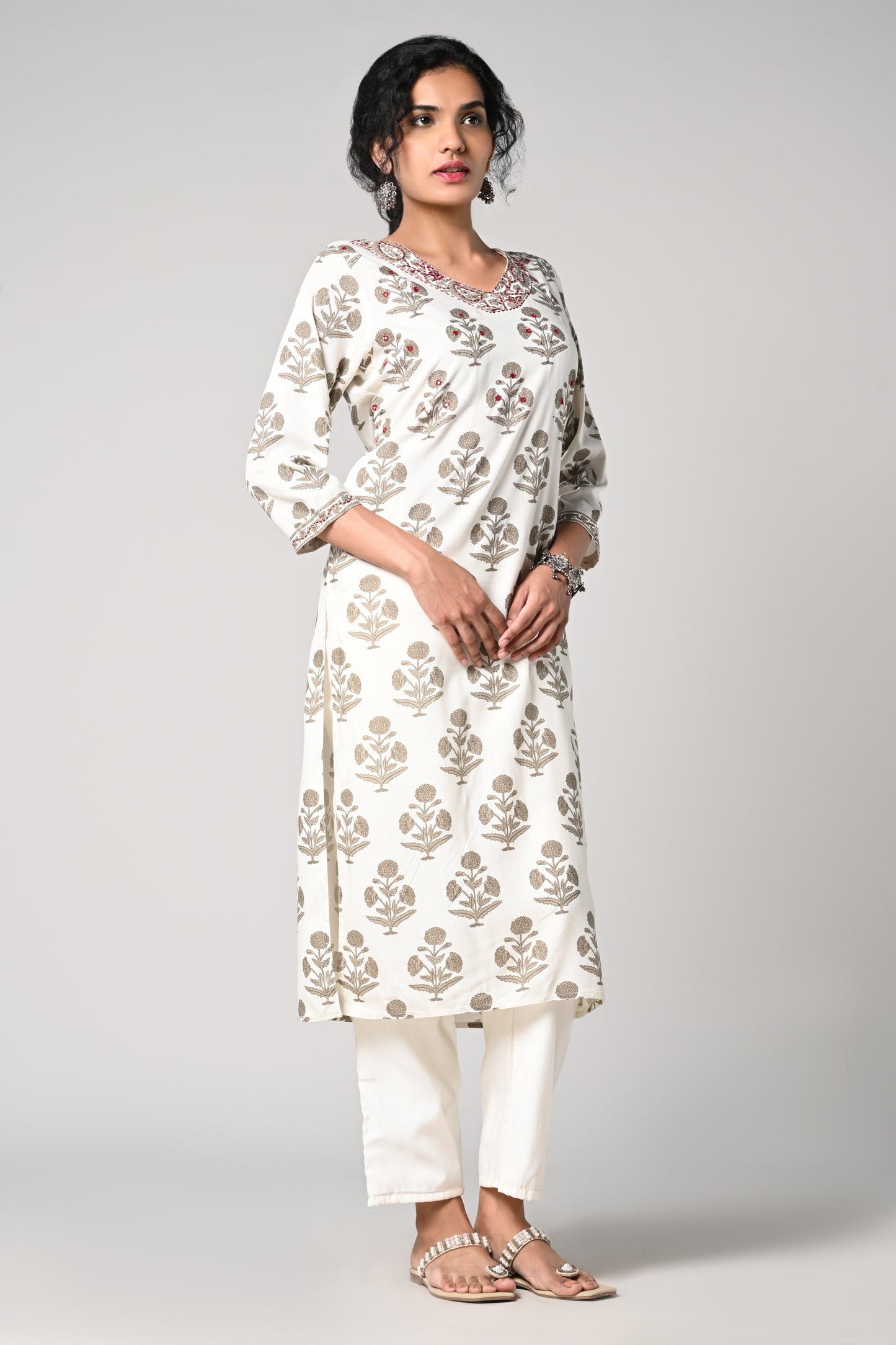 straight kurti,
floral prints all over the body,
round neck &amp; 3/4 sleeves
pure jaipur cotton material.