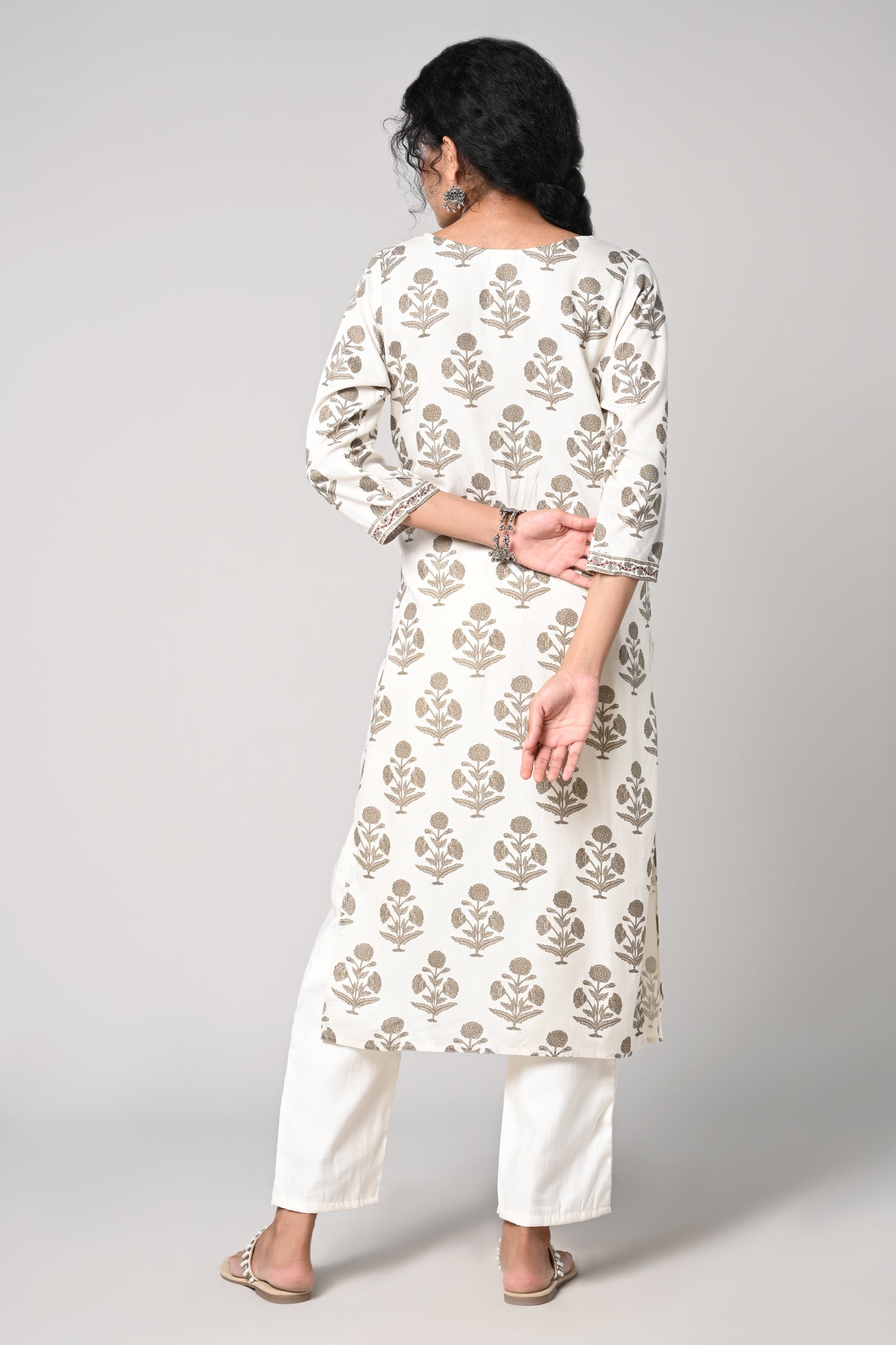 straight kurti,
floral prints all over the body,
round neck &amp; 3/4 sleeves
pure jaipur cotton material.