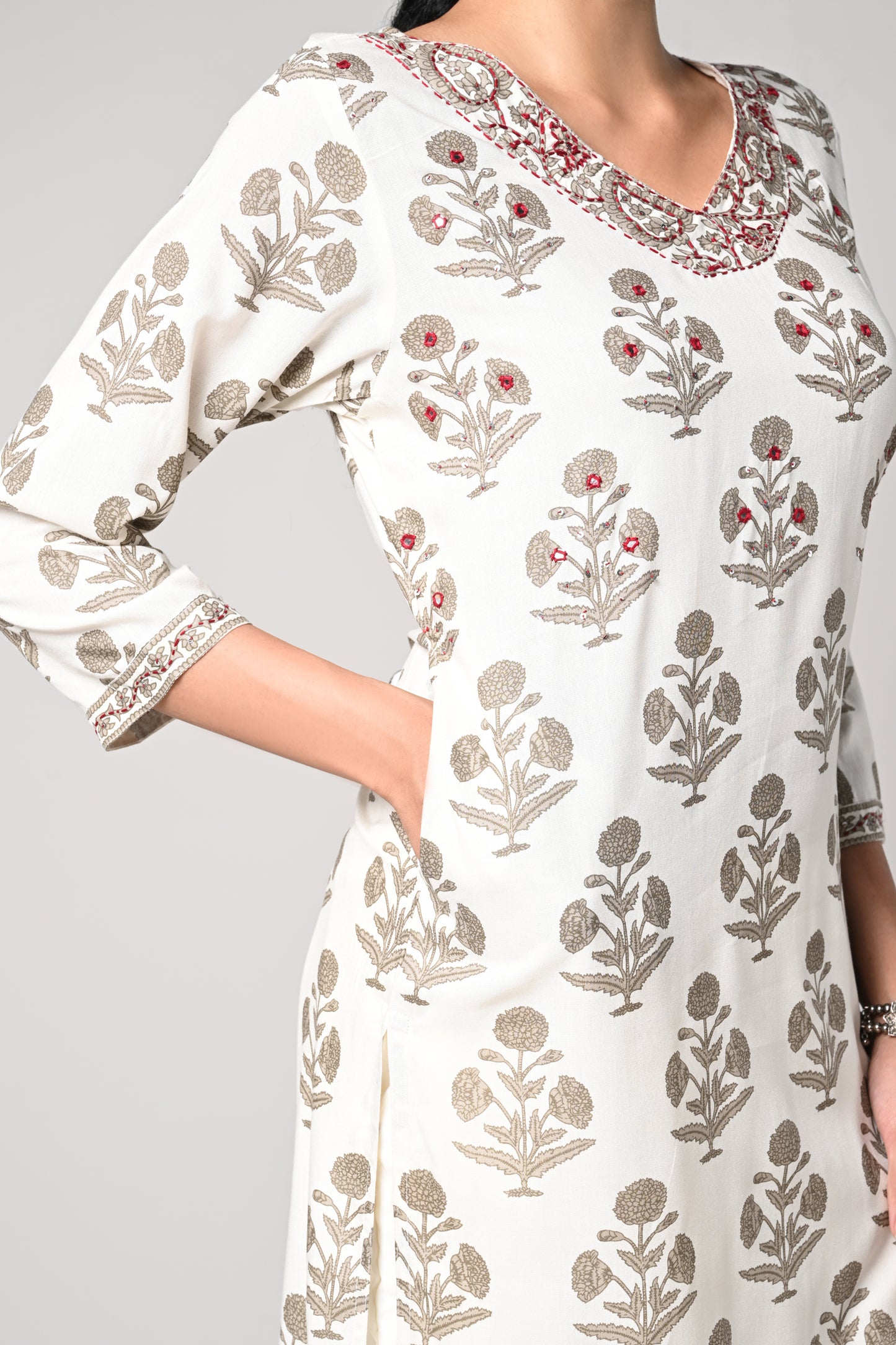 straight kurti,
floral prints all over the body,
round neck &amp; 3/4 sleeves
pure jaipur cotton material.